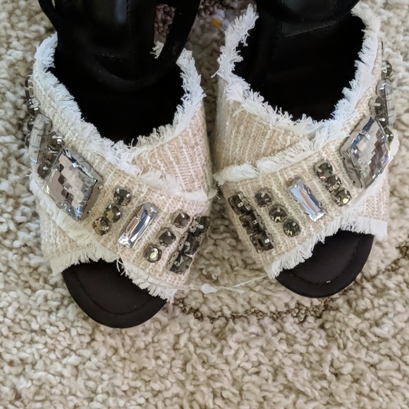 Eloquii Black/offwhite block heels T strap sandal - Picture 3 of 8